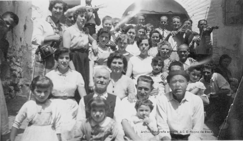 Familia de Blesa (Teruel) emigrante en Argentina, regresa al pueblo para visitar a la familia. Rondalla de músicos tradicionales Aragón. Archivo El Hocino